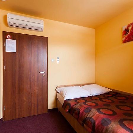 Hotel Paola Kutno Kültér fotó